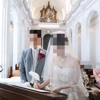 チャペルにて結婚証明書記入