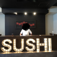寿司バーには職人さんが立ちます