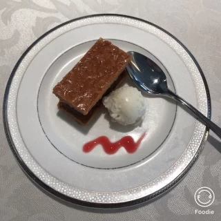 コースのデザートのチョコパイ