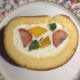コースのデザート　フルーツロールケーキ