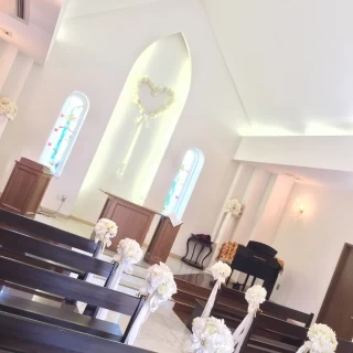 白ベースの神聖な場所です。光が差し込みとても綺麗な場所です。