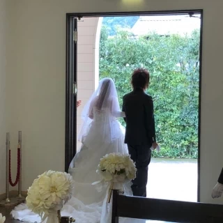 チャペルの扉を開けると南向きで光が差し込み綺麗です。
