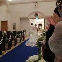 長いトレーンが青いバージンロードに映えます