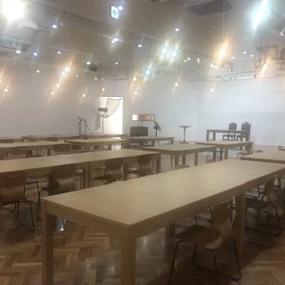 シンプルな真っ白な会場でした。