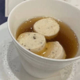 暖かいコンソメベースのスープ