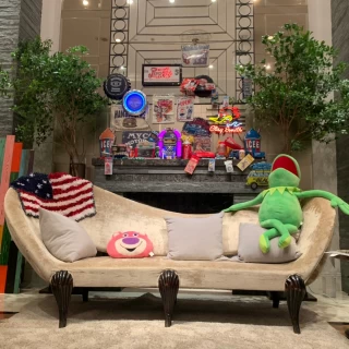 ソファは会場にあったものです。