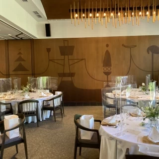 The Oriental Room。大阪の歴史が詰まった壁。