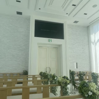 チャペルの後ろのモニター