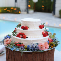 ケーキ周りの装花、ケーキ台（丸太）はオプション
