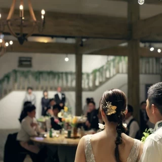 母への手紙朗読中。
階段装飾もかわいいです。