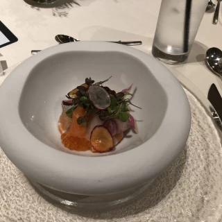 前菜。メニューは同じで器を違うものに盛り付けてくれました。