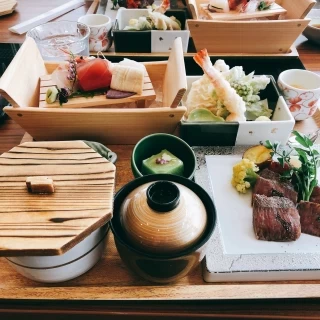 和食をいただきました。特に、刺身と牛肉絶品でした！！