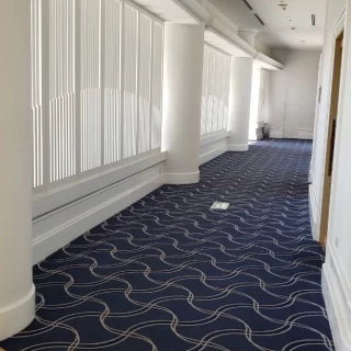 チャペルから出るとこのような可愛い絨毯の道になってます。