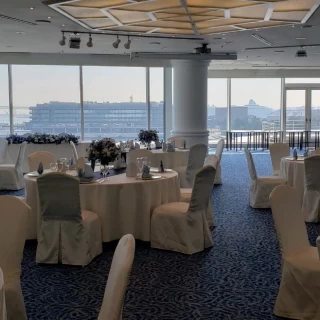 海が見える会場。