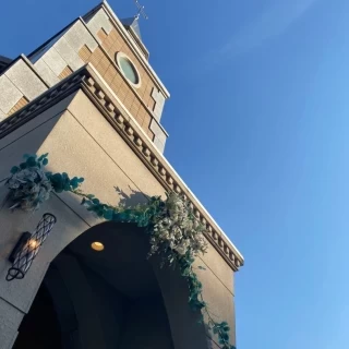 空とチャペルが写って素敵なショット