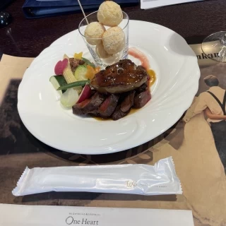 フォアグラがのったステーキが豪華でおいしかった