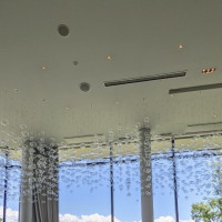 披露宴会場の天井
吊り下がっている透明のガラスが綺麗です