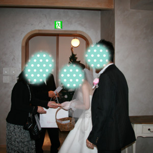 引き出物渡し|595871さんの小さな結婚式 岡山店の写真(1349280)