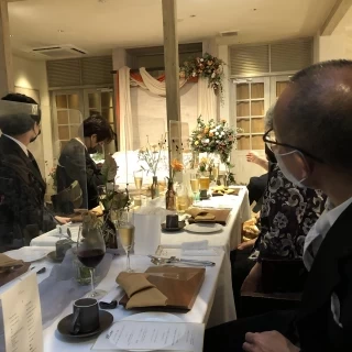 向かい合う人との間にはアクリル板があり、コロナ対策もしっかり