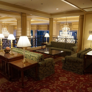 ホテル内にあったソファー席。座れる場所がたくさんあった。|595945さんのリーガロイヤルホテル東京の写真(2053451)