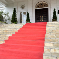 ヴィクトリアハウス、挙式場のドアを開ければ大階段