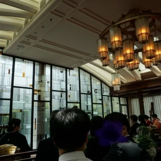 天井には大きなシャンデリアもありました。