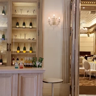 披露宴会場前。ウェルカムパーティーでお酒を出してくれます。