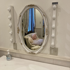 女優ミラーのような、テンションのあがる鏡付きの控え室。|596058さんのアールベルアンジェ高松の写真(1285562)