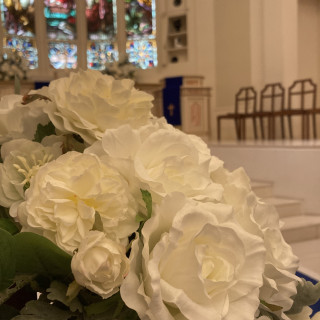 白いバラとステンドグラス、バージンロードが綺麗でした。
