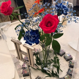 ゲスト卓上の装花とテーブルナンバー