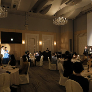 ライトダウンした際の会場はシャンデリアが素敵です|596173さんのホテル メルパルク横浜の写真(1287480)