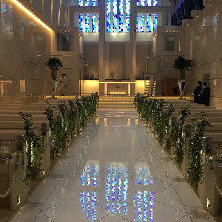 床にステンドグラスが写りとても綺麗な青の大聖堂