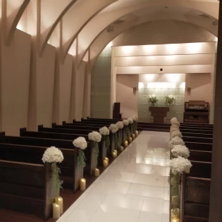 出入口から祭壇までの風景です。