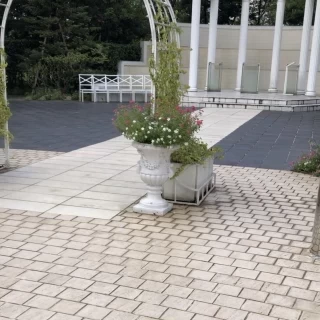 チャペル横にはブーケトスが出来る場所もありました。