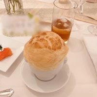 トリュフの香りとフォアグラをパイで閉じ込めたコンソメスープ