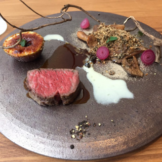 メインのお肉、イチジク、きのこのコンカッセ