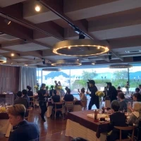 ウッド調の会場