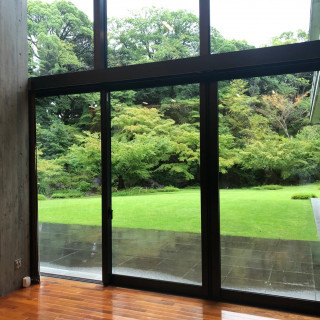 岩崎小彌太記念ホールからのお庭の眺め1