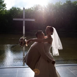チャペルでの撮影です。
雲の間から、光が差しています。