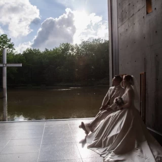 チャペルにある、椅子に座っています。