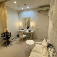 新郎披控え室です