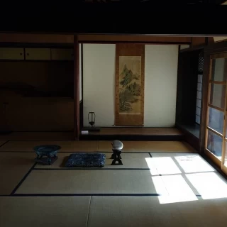 座布団の位置が正面