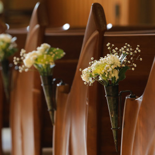 教会内バージンロード脇の座席と花