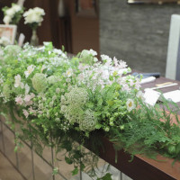 メインテーブルの装花。
グリーン多めで落ち着いた印象に。