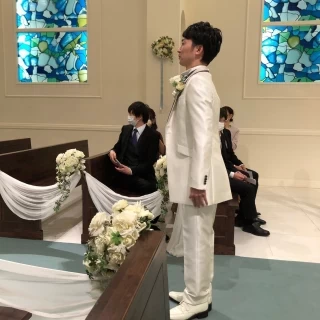 新婦を待つ新郎。笑