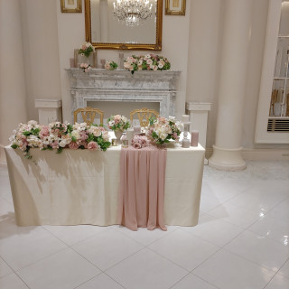 ホワイトハウスの披露宴会場。新郎新婦の座るメインテーブル