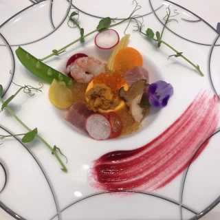 中トロ　雲丹　牡丹海老　サザエ季節野菜のムース