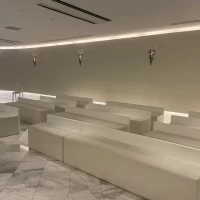 白のチャペル。背もたれがないので、視界が被ることもありません