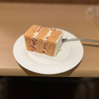 オリジナルデザインのウエディングケーキ、ほんのりピンク
