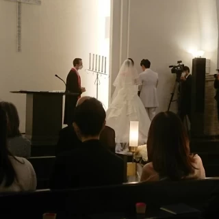 誓約書にサインをしています